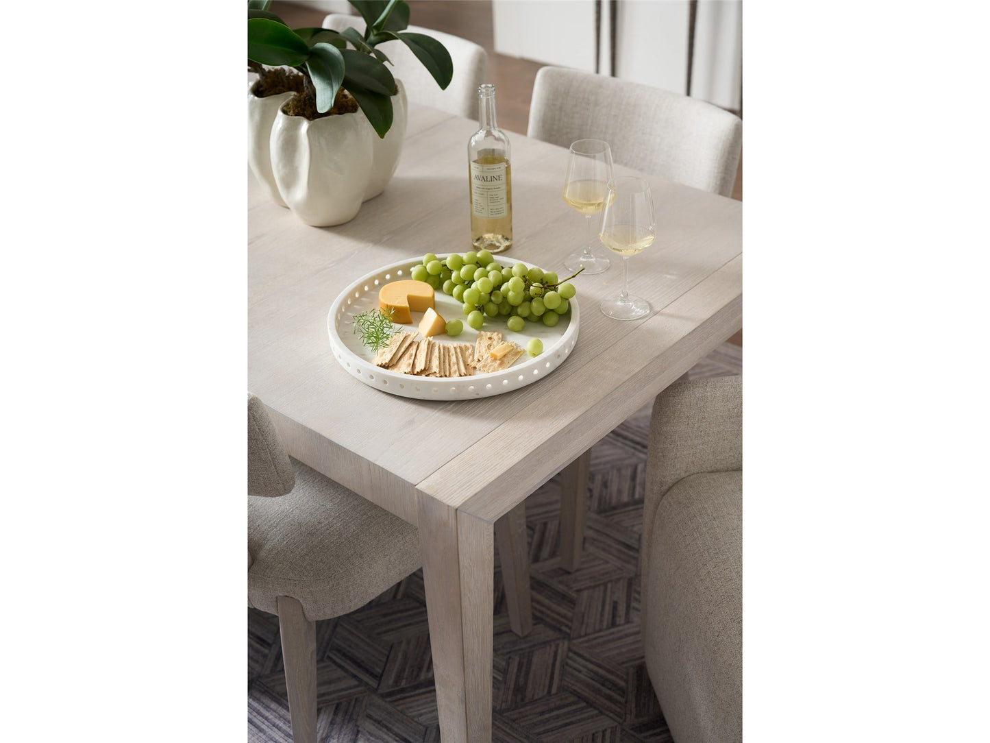 Avaline Avaline Dining Table